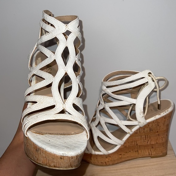 Guess‎ white wedges - Picture 2 of 6
